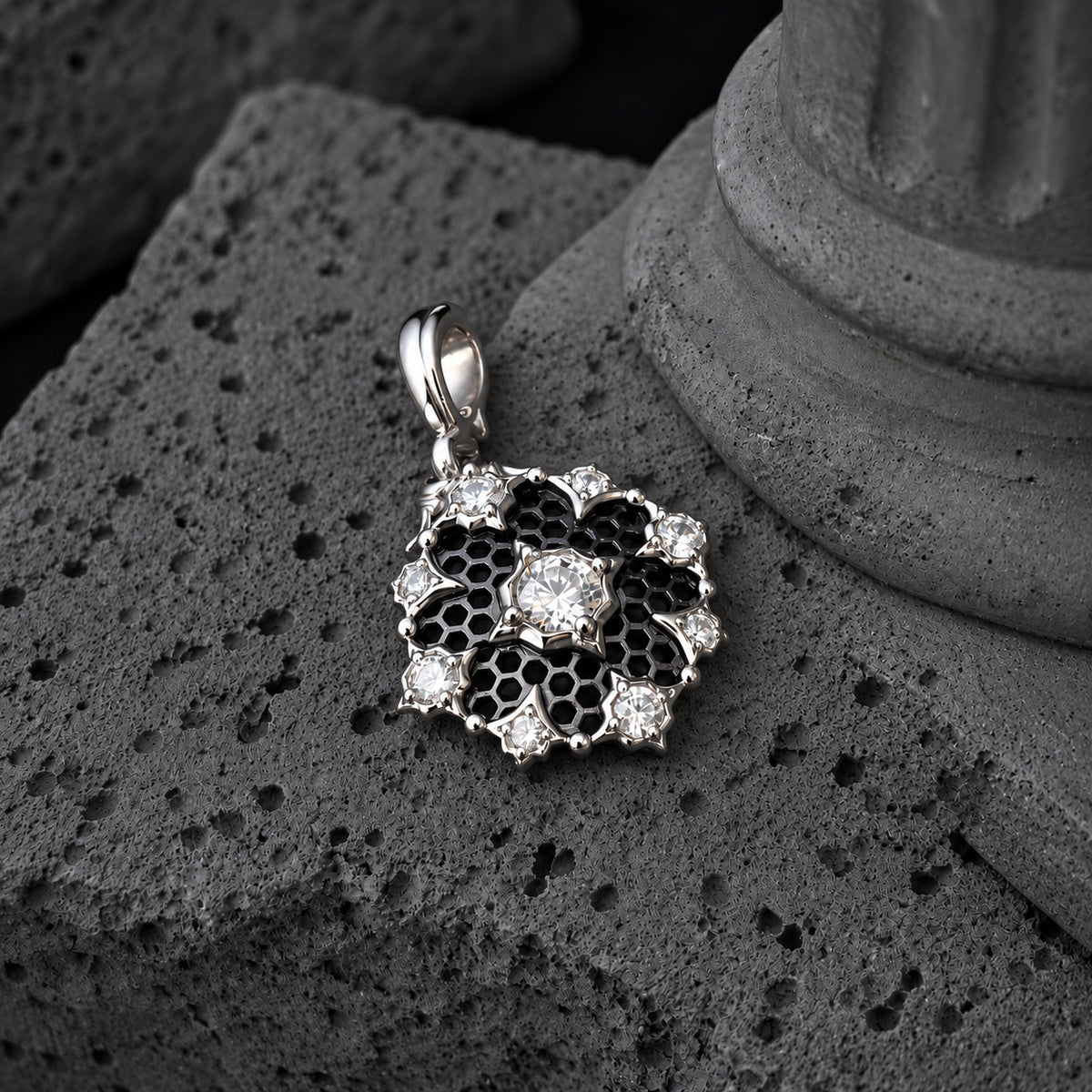 YYNE016 silver pendant front view